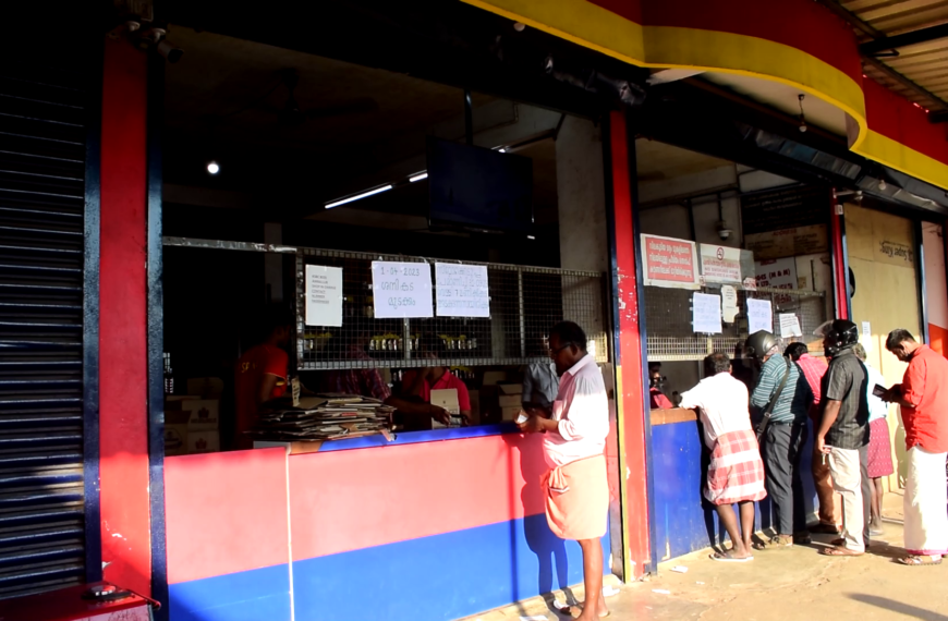 പാലിയേക്കരയിലെ ബീവറേജ് ഷോപ്പിലെ ചുമട്ട് തൊഴിലാളികള്‍ സമരത്തിലേയ്ക്ക്