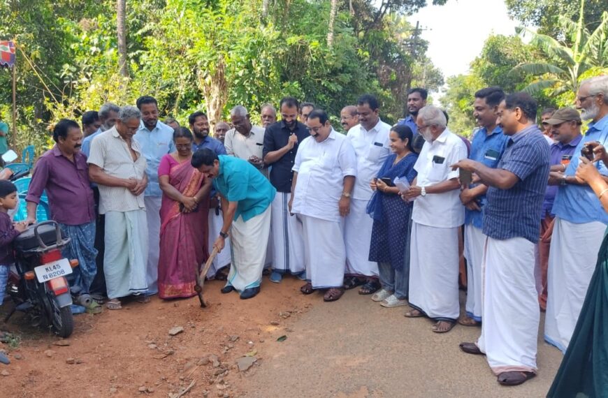 തൃക്കൂര്‍ ഗ്രാമപഞ്ചായത്തിലെ പ്രധാനപ്പെട്ട റോഡായ എസ്എംഎസ് റോഡിന്റെ രണ്ടാംഘട്ട നിര്‍മ്മാണോദ്ഘാടനം കെ.കെ. രാമചന്ദ്രന്‍ എംഎല്‍എ നിര്‍വഹിച്ചു