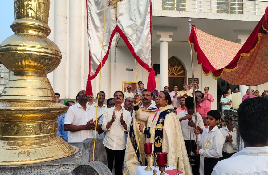 കല്ലൂര്‍ വെസ്റ്റ് ഹോളി മേരി റോസറി പള്ളിയിലെ തിരുനാളിന് കൊടിയേറി