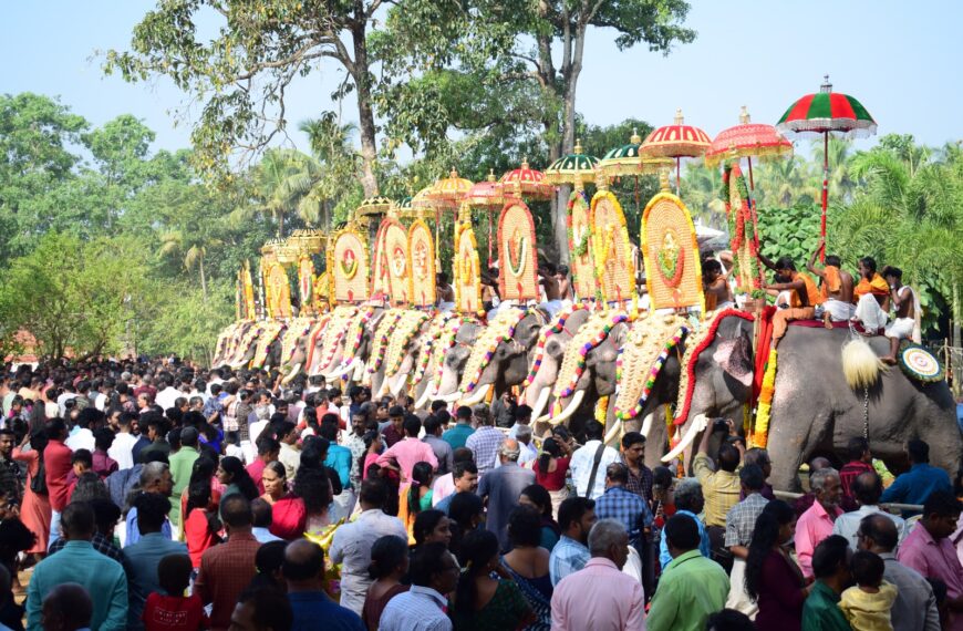 പ്രസിദ്ധമായ വരാക്കര പൂരം വര്‍ണാഭമായി