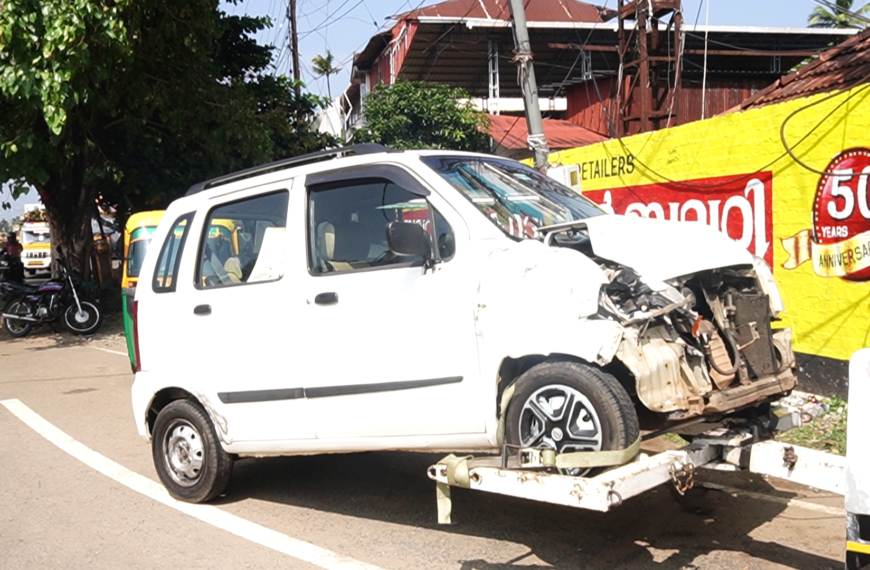 ആമ്പല്ലൂരില്‍ നിയന്ത്രണംവിട്ട കാര്‍ ഓട്ടോ സ്റ്റാന്റിലേക്ക് പാഞ്ഞുകയറി അപകടം