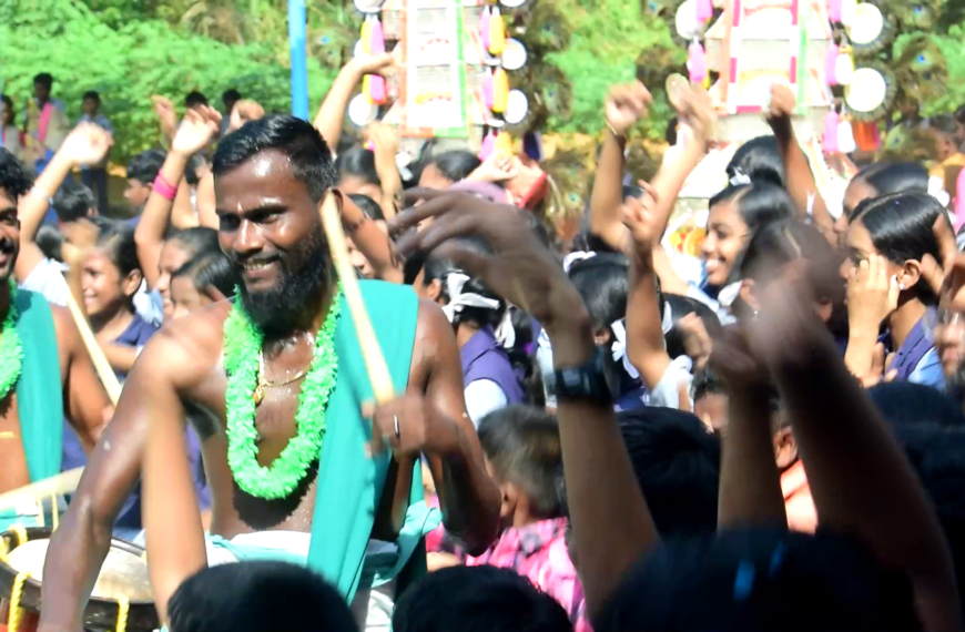 കാവടിയാട്ടവും മേളവും ആസ്വദിച്ച് ആലേങ്ങാട് ശങ്കര യുപി സ്‌കൂളിലെ വിദ്യാര്‍ത്ഥികള്‍