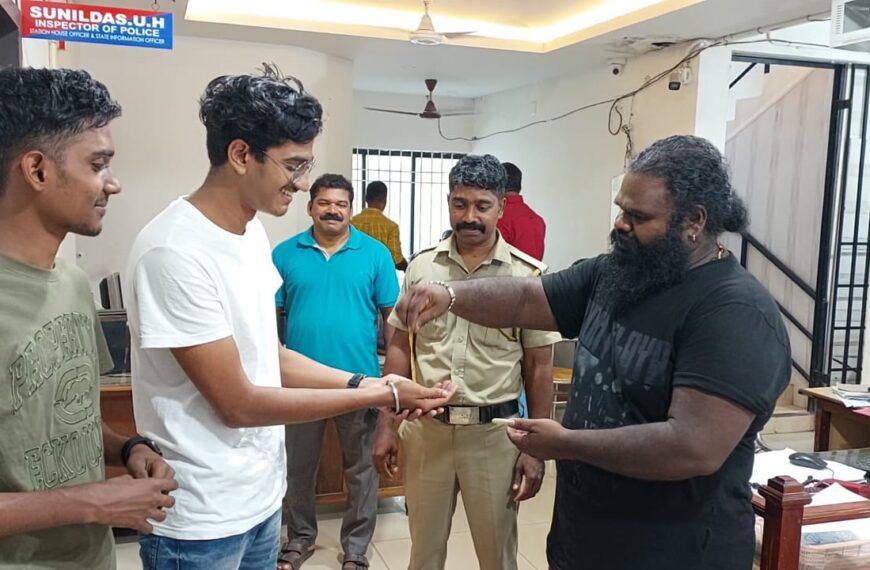 കളഞ്ഞു കിട്ടിയ സ്വര്‍ണ്ണ മാല ഉടമസ്ഥരെ കണ്ടുപിടിച്ച് തിരിച്ചേല്‍പ്പിച്ച് ഗായകനും നടനുമായ ശ്രീകുമാര്‍ നന്തിക്കര മാതൃകയായി