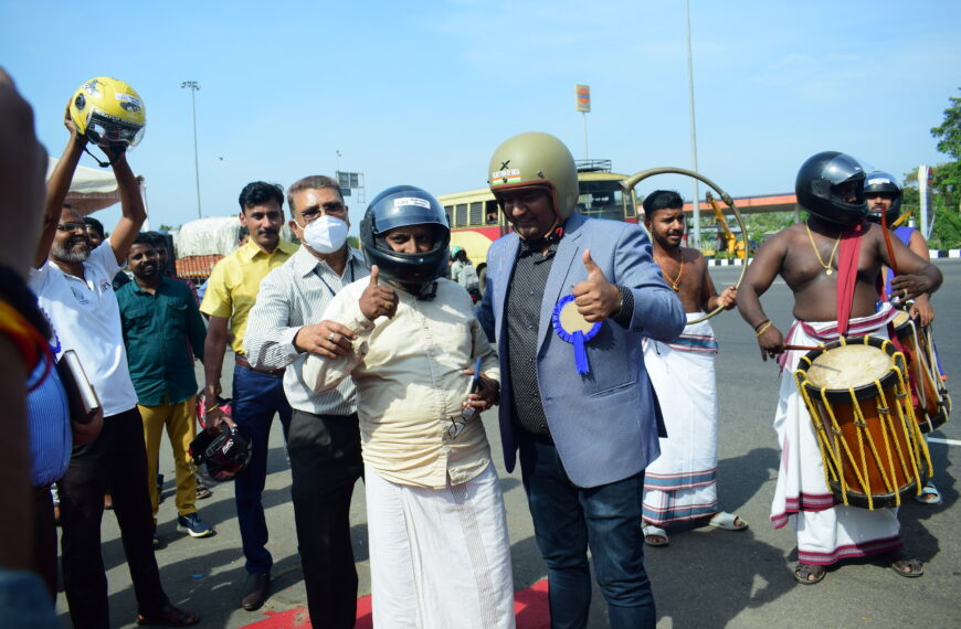 നിരത്തിലെ സുരക്ഷിത യാത്ര ബോധവത്കരണവുമായി ഹെല്‍മറ്റ് ജീവിതത്തിന്റെ ഭാഗമാക്കിയ ‘ഹെല്‍മറ്റ് മാന്‍’ രാഘവേന്ദ്ര കുമാര്‍ പാലിയേക്കര ടോള്‍പ്ലാസയില്‍ എത്തി