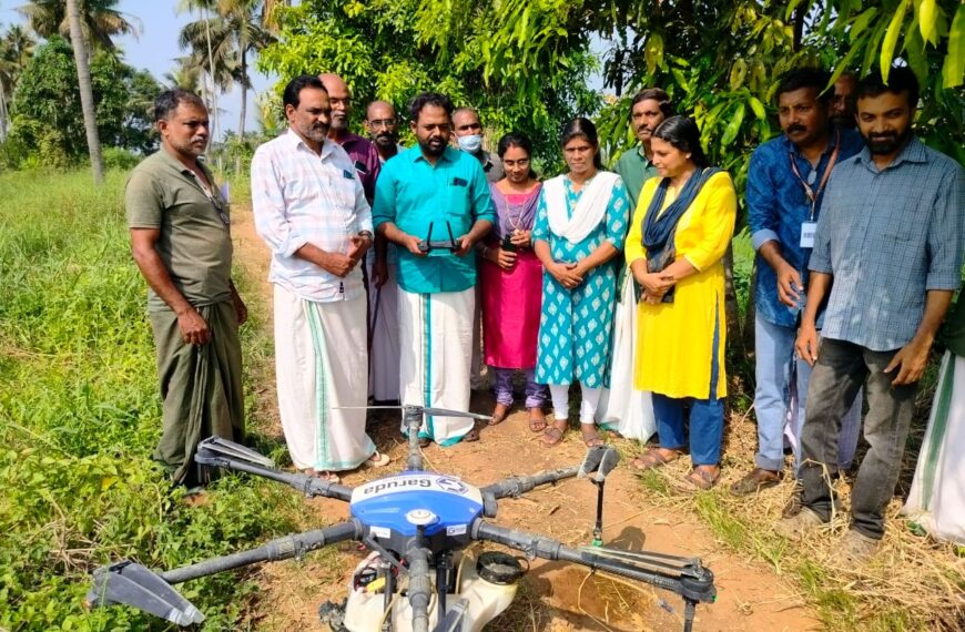 പറപ്പൂക്കര ഗ്രാമപഞ്ചായത്തിലെ പാടശേഖരങ്ങളില്‍ കാര്‍ഷികവികസന കര്‍ഷക ക്ഷേമവകുപ്പ് എഞ്ചിനീയറിംഗ് വിഭാഗത്തിന്റെ നേതൃത്വത്തില്‍ നെല്‍കൃഷിയില്‍ ഡ്രോണ്‍ ഉപയോഗിച്ചുള്ള വളപ്രയോഗം നടത്തി