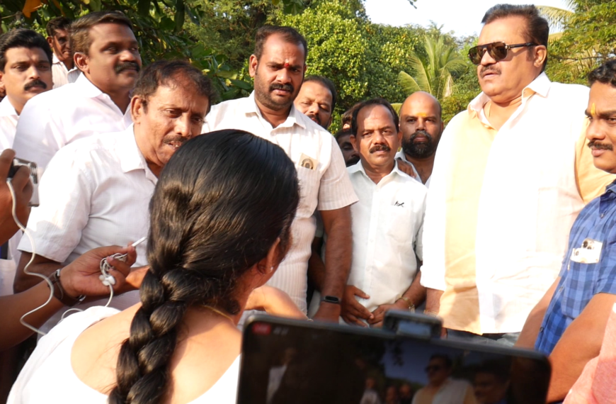 പുതുക്കാട് സെന്ററിലെയും പുതുക്കാട് റെയില്‍വേ സ്‌റ്റേഷനിലെയും യാത്രക്കാരുടെ പ്രശ്‌നങ്ങള്‍ നേരിട്ട് മനസിലാക്കാന്‍ സ്ഥലങ്ങള്‍ സന്ദര്‍ശിച്ച് മുന്‍ എംപി സുരേഷ്‌ഗോപി