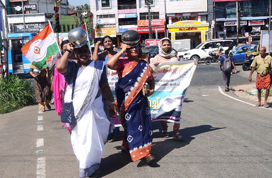 കുതിച്ചുയരുന്ന അരിവിലയിലും സപ്ലെകോ മാവേലി സ്‌റ്റോറുകളില്‍ പല വ്യഞ്ജന സാധനങ്ങളുടെ ലഭ്യത കുറവിലും പ്രതിഷേധിച്ച് പുതുക്കാട് ബ്ലോക്ക് മഹിളാ കോണ്‍ഗ്രസ് കമ്മിറ്റി പുതുക്കാട് മാവേലി സ്‌റ്റോറിലേക്ക് മാര്‍ച്ച് നടത്തി