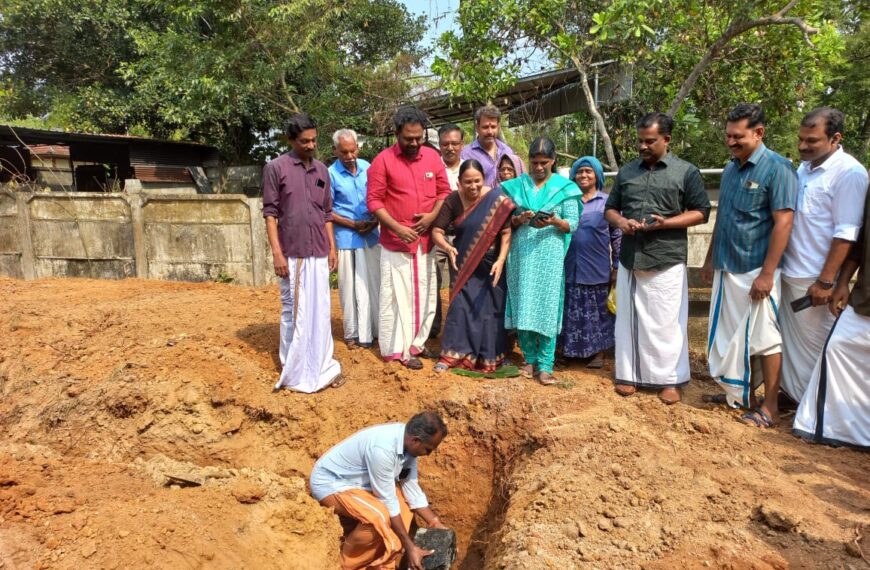 പറപ്പൂക്കര ഗ്രാമപഞ്ചായത്ത് പതിമൂന്നാം വാര്‍ഡില്‍ പുതിയതായി നിര്‍മ്മിക്കുന്ന അനുപല്ലവി അംഗന്‍വാടിയുടെ നിര്‍മ്മാണോദ്ഘാടനം ജില്ലാ പഞ്ചായത്ത് വൈസ് പ്രസിഡന്റ് ലത ചന്ദ്രന്‍ നിര്‍വഹിച്ചു