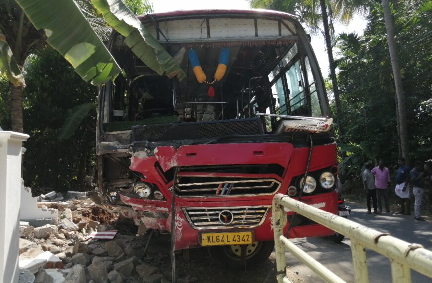 ചെങ്ങാലൂര്‍ എടത്തൂട്ടുപാടത്ത് നിയന്ത്രണംവിട്ട സ്വകാര്യ ബസ് മതിലില്‍ ഇടിച്ച് അപകടം.