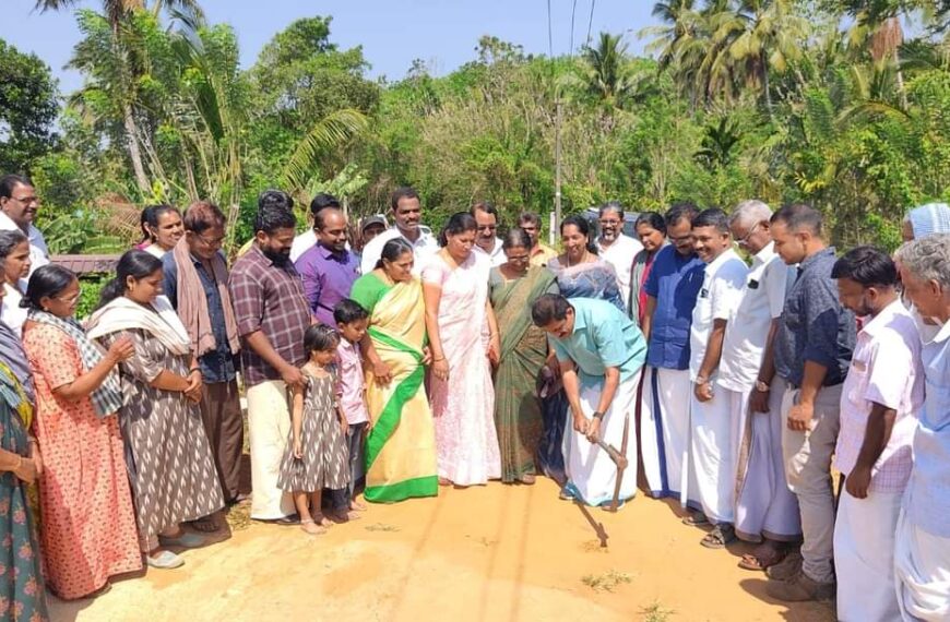 തൃക്കൂര്‍ ഗ്രാമപഞ്ചായത്ത് ഒമ്പതാംവാര്‍ഡിലെ കല്ലൂര്‍ ഭരത മഠം ചെക്ക്ഡാം റോഡ് നവീകരിക്കുന്നു