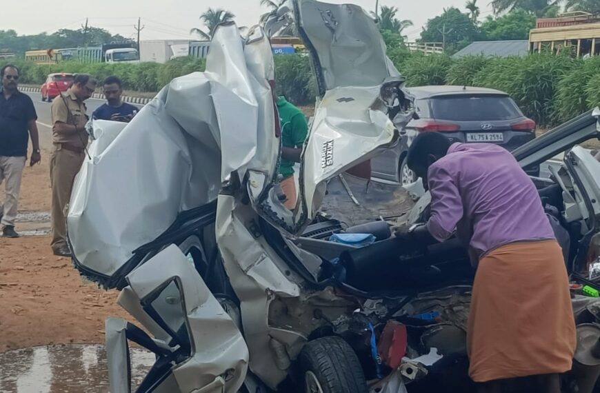 ദേശീയപാതയിലെ കൊടകര കൊളത്തൂരില്‍ ലോറിക്കു പിറകിലിടിച്ച കാറില്‍ ബസ് ഇടിച്ച് 3 പേര്‍ക്ക് പരുക്കേറ്റു