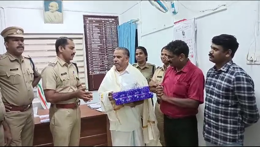 കോടാലി സെന്ററില്‍ കഴിഞ്ഞ 9 വര്‍ഷമായി രാത്രികാലങ്ങളില്‍ സുരക്ഷാജീവനക്കാരനായി ജോലി ചെയ്ത് വരുന്ന മുരുക്കുങ്ങല്‍ കുയ്യ കാട്ടില്‍ ഹൈദ്രോസിനെ വെള്ളിക്കുളങ്ങര ജനമൈത്രി പൊലീസ് ആദരിച്ചു 