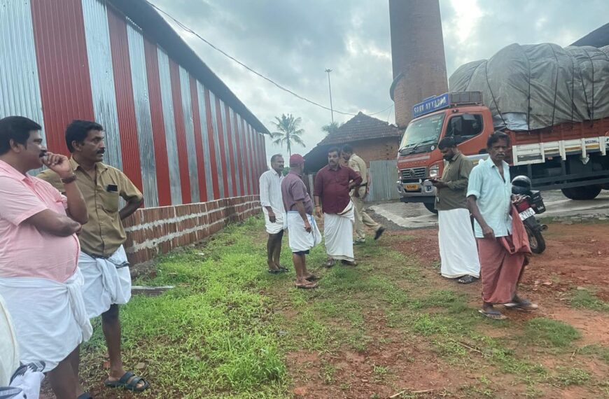 അളഗപ്പനഗര്‍ ഗ്രാമപഞ്ചായത്തിലെ ഒന്നാം വാര്‍ഡിലെ സെന്റ് സെബാസ്റ്റ്യന്‍ ഓട്ടുകമ്പനിയില്‍ പ്ലാസ്റ്റിക്ക് സംസ്‌കരണയൂണിറ്റ് ആരംഭിക്കാന്‍ ശ്രമിച്ചത് നാട്ടുകാര്‍ തടഞ്ഞു