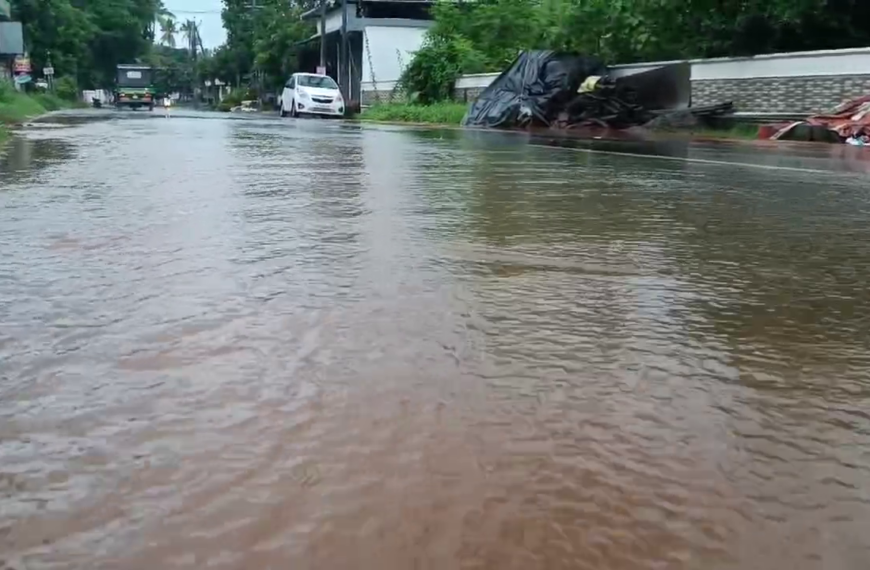 കല്ലൂര്‍ ആമ്പല്ലൂര്‍ കള്ളായി പിഡബ്ല്യൂഡി റോഡില്‍ വെള്ളക്കെട്ട് രൂക്ഷം