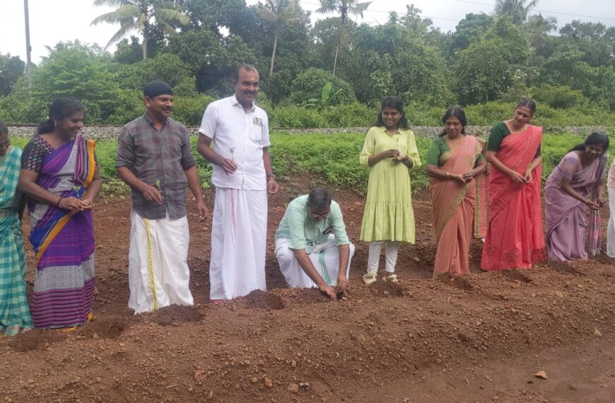 മുരിയാട് കൃഷി ഭവന്റെ നേതൃത്വത്തില്‍ ‘ഓണത്തിന് ഒരു മുറം പൂവ്’ എന്ന ലക്ഷ്യത്തോടെ മുരിയാട് പഞ്ചായത്തിലെ കര്‍ഷകര്‍ക്കായി ചെണ്ടുമല്ലി തൈകള്‍ വിതരണം ചെയ്തു