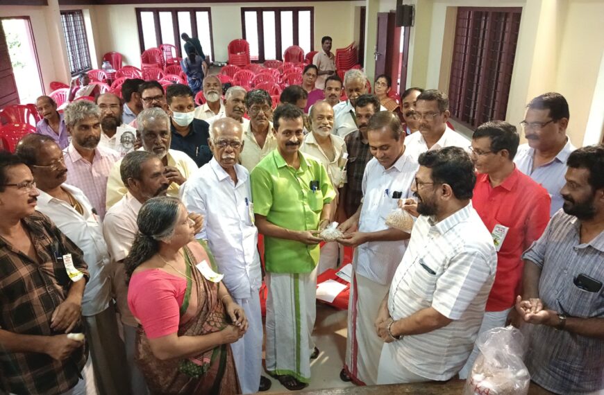 ബികെഎംയു സംസ്ഥാന വ്യാപകമായി തരിശ് നിലം കൃഷി വ്യാപിപ്പിക്കുന്നതിന്റെ ഭാഗമായി തൃശൂര്‍ ജില്ലാ കമ്മിറ്റിയുടെ നേതൃത്വത്തില്‍ എല്ലാ മണ്ഡലം കമ്മിറ്റികള്‍ക്കും ഹൈബ്രീഡ് പയര്‍ വിത്തുകള്‍ വിതരണം ചെയ്തു