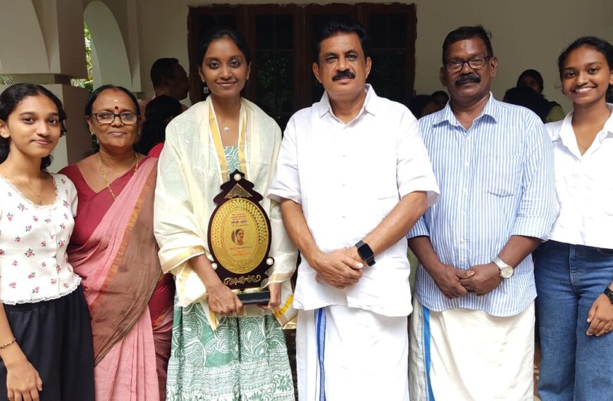 സംസ്ഥാന ചലച്ചിത്ര പുരസ്‌കാരത്തില്‍ മികച്ച സ്വഭാവ നടിക്കുള്ള അവാര്‍ഡ് നേടിയ അവിട്ടപ്പള്ളി സ്വദേശിനി ശ്രീഷ്മ ചന്ദ്രനെ കെ.കെ. രാമചന്ദ്രന്‍ എംഎല്‍എ ആദരിച്ചു