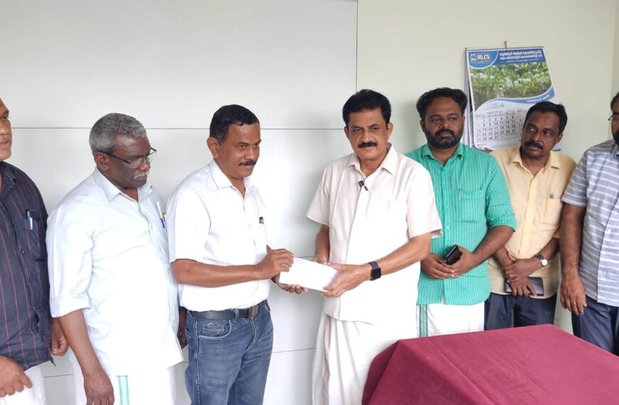വയനാട് പ്രകൃതിദുരന്തത്തിന്റെ പശ്ചാത്തലത്തില്‍ പുതുക്കാട് മണ്ഡലത്തിലെ വിവിധ സംഘടനകളും സ്ഥാപനങ്ങളും വ്യക്തികളും മുഖ്യമന്ത്രിയുടെ ദുരിതാശ്വാസ നിധിയിലേക്ക് നല്‍കിയ ചെക്കുകള്‍ കെ.കെ. രാമചന്ദ്രന്‍ എംഎല്‍എ മുകുന്ദപുരം തഹസീല്‍ദാര്‍ സി. നാരായണന് കൈമാറി