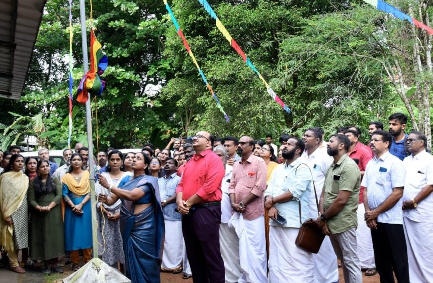 അഖിലേന്ത്യാ സഹകരണ വാരാഘോഷത്തിന് മുകുന്ദപുരം സര്‍ക്കിള്‍ സഹകരണ യൂണിയന്‍ ആസ്ഥാനത്ത് ഡെപ്യൂട്ടി രജിസ്ട്രാര്‍ കെ. വേദവതി പതാക ഉയര്‍ത്തി