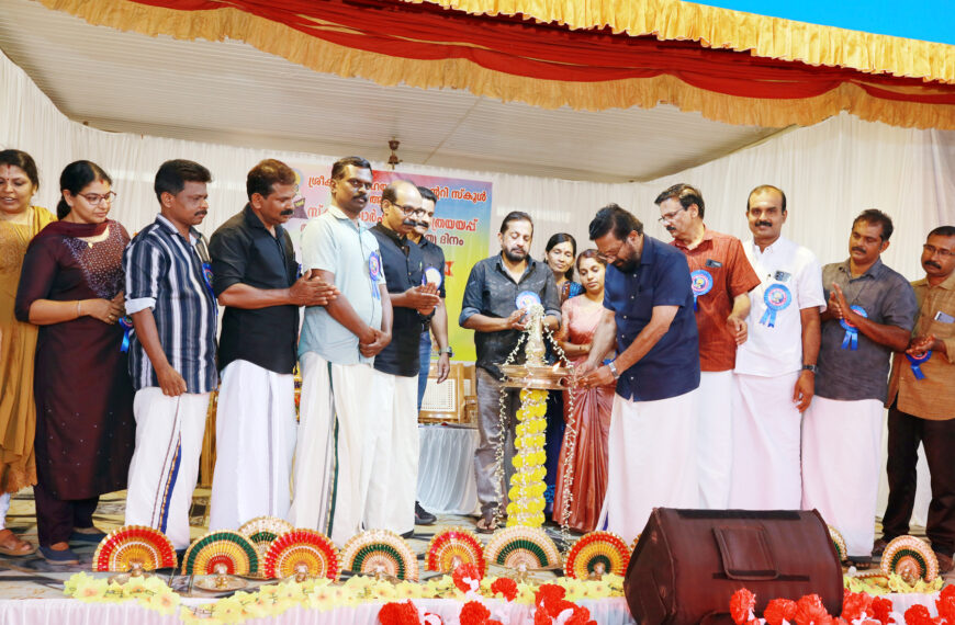 ആനന്ദപുരം ശ്രീകൃഷ്ണ ഹയര്‍സെക്കന്‍ഡറി സ്‌കൂളിന്റെ 72-ാം വാര്‍ഷികത്തോടനുബന്ധിച്ച് നടന്ന പ്രതിഭാസംഗമം ജില്ലാ പഞ്ചായത്ത് പ്രസിഡന്റ് വി.എസ്. പ്രിന്‍സ് ഉദ്ഘാടനം ചെയ്തു