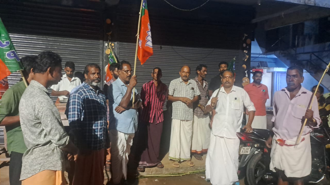അവിട്ടപ്പിള്ളി ചാഴിക്കാട് റോഡ് സഞ്ചാരയോഗ്യമാക്കണമെന്നാവശ്യപ്പെട്ട് ബിജെപി പ്രതിഷേധ ജാഥ സംഘടിപ്പിച്ചു
