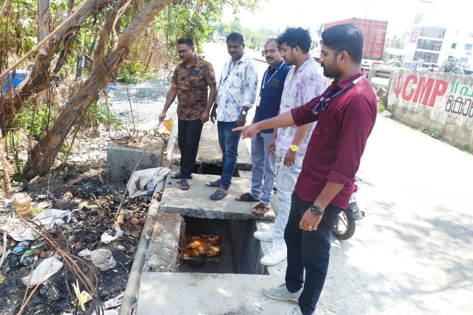 കൊടകര ദേശീയപാതയുടെ സര്‍വീസ് റോഡരികില്‍ മാലിന്യം ചാക്കുകളിലാക്കി തള്ളിയ ഭക്ഷണശാല നടത്തിപ്പുകാരില്‍ നിന്ന് പഞ്ചായത്തധികൃതര്‍ പിഴ ഈടാക്കി