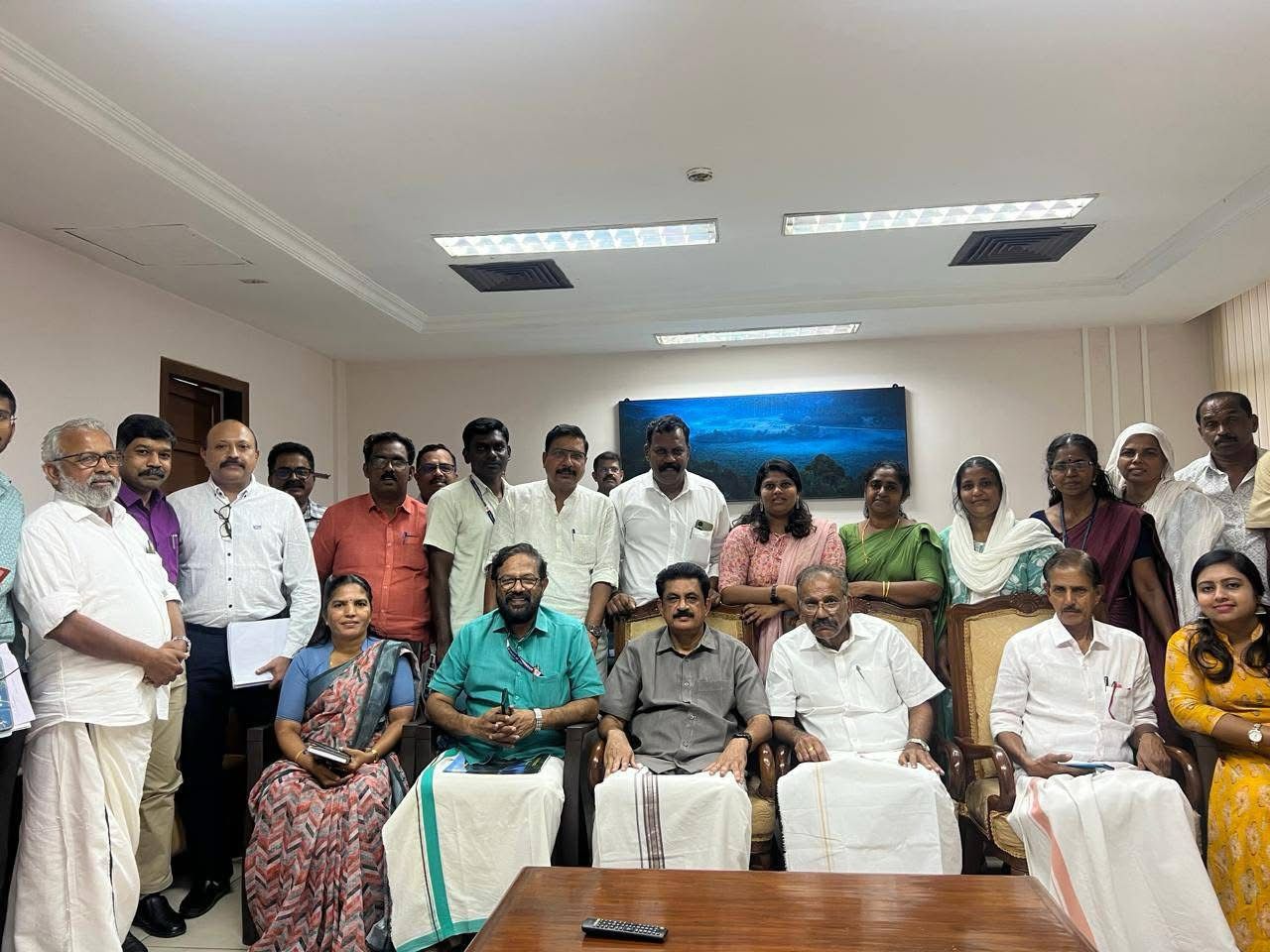 പുതുക്കാട് മണ്ഡലത്തിലെ വന്യജീവി ആക്രമണങ്ങള്‍ ഒഴിവാക്കുന്നതിനായി വനം വകുപ്പ് മന്ത്രിയുടെ ചേമ്പറില്‍ ജനപ്രതിനിധികളുടേയും ഉദ്യോഗസ്ഥരുടേയും യോഗം ചേര്‍ന്നു