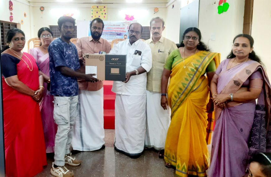 പുതുക്കാട് ഗ്രാമപഞ്ചായത്തിലെ എസ് സി വിദ്യാര്‍ത്ഥികള്‍ക്ക് നല്‍കുന്ന ലാപ്‌ടോപ്പും പഠനോപകരണങ്ങളും വിതരണം ചെയ്തു