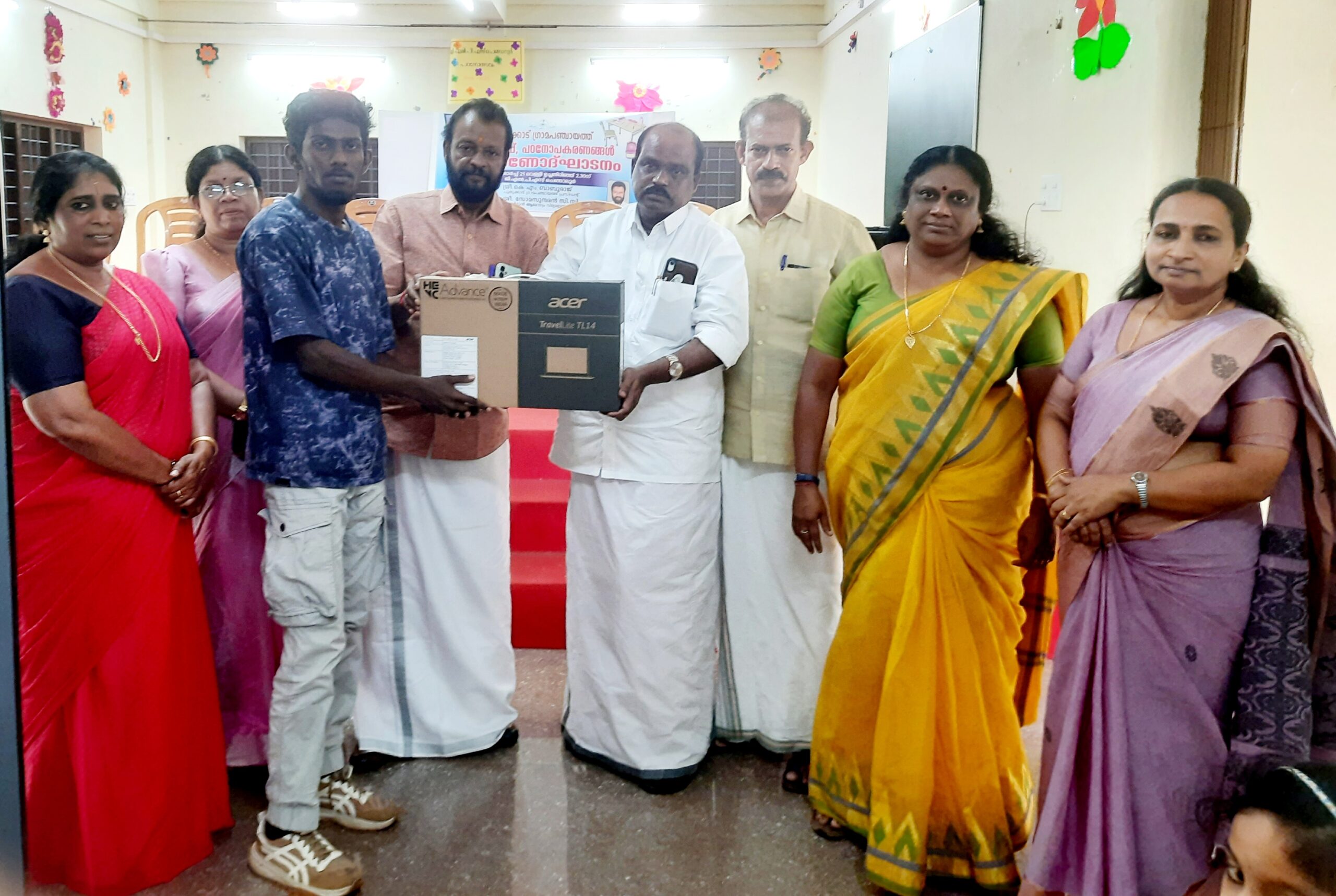 പുതുക്കാട് ഗ്രാമപഞ്ചായത്തിലെ എസ് സി വിദ്യാര്‍ത്ഥികള്‍ക്ക് നല്‍കുന്ന ലാപ്‌ടോപ്പും പഠനോപകരണങ്ങളും വിതരണം ചെയ്തു