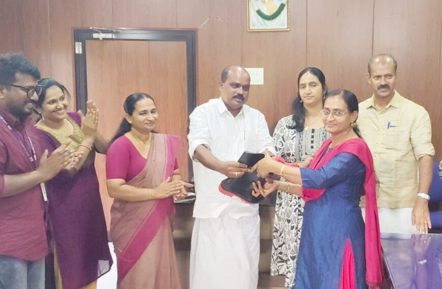 പുതുക്കാട് ഗ്രാമ പഞ്ചായത്തിലെ മഹാത്മാഗാന്ധി ദേശീയ ഗ്രാമീണ തൊഴിലുറപ്പ് തൊഴിലാളികള്‍ക്ക് ഗംബൂട്ട് വിതരണം ചെയ്തു