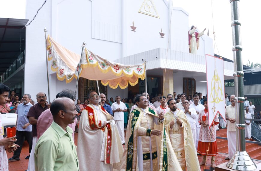 കല്ലൂര്‍ ഭരത പരിശുദ്ധ ത്രിത്വത്തിന്‍ പള്ളിയില്‍ ഊട്ടു തിരുനാളിന്റെ പതാക വെഞ്ചിരിപ്പ് നടത്തി