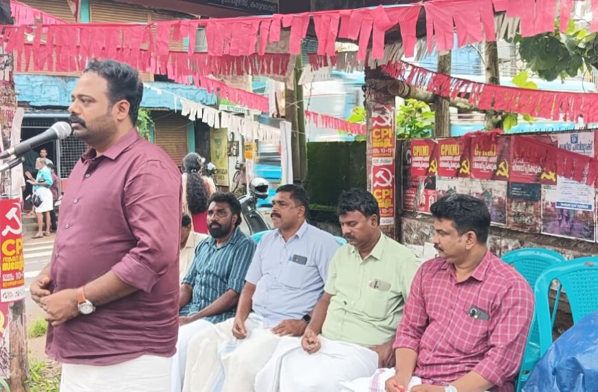 പൂക്കോട് കരുവാപ്പടി റോഡിന്റെ ശോചനീയാവസ്ഥ പരിഹരിക്കണമെന്നാവശ്യപ്പെട്ട് സിപിഎം അളഗപ്പനഗര്‍ ഈസ്റ്റ് ലോക്കല്‍ കമ്മിറ്റിയുടെ നേതൃത്വത്തില്‍ കരുവാപ്പടിയില്‍ പ്രതിഷേധ ധര്‍ണ്ണ നടത്തി