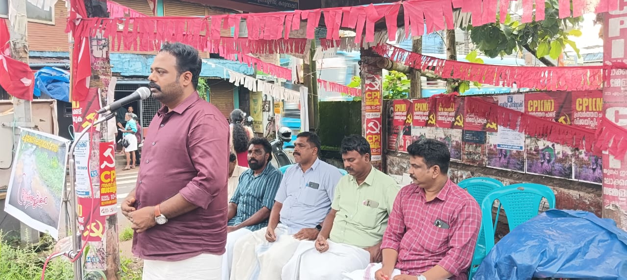 പൂക്കോട് കരുവാപ്പടി റോഡിന്റെ ശോചനീയാവസ്ഥ പരിഹരിക്കണമെന്നാവശ്യപ്പെട്ട് സിപിഎം അളഗപ്പനഗര്‍ ഈസ്റ്റ് ലോക്കല്‍ കമ്മിറ്റിയുടെ നേതൃത്വത്തില്‍ കരുവാപ്പടിയില്‍ പ്രതിഷേധ ധര്‍ണ്ണ നടത്തി