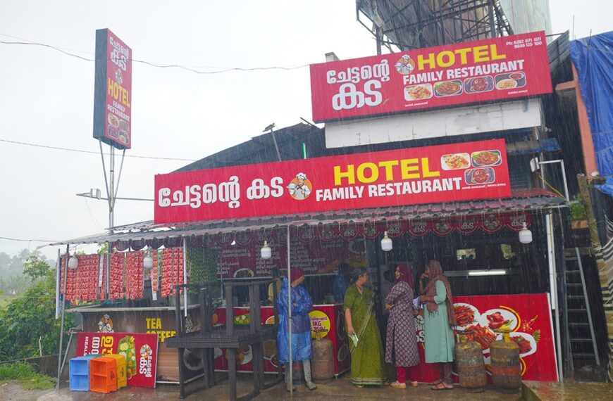  ആമ്പല്ലൂരില്‍ റോഡരികില്‍ മാലിന്യം തള്ളിയ തട്ടുകട അടപ്പിച്ച് അളഗപ്പനഗര്‍ പഞ്ചായത്ത്. ദേശീയപാതയോരത്ത് പ്രവര്‍ത്തിക്കുന്ന ചേട്ടന്റെ കട എന്ന തട്ടുകട പൂട്ടാനാണ് പഞ്ചായത്തും ആരോഗ്യവകുപ്പും നോട്ടീസ് നല്‍കിയത്
