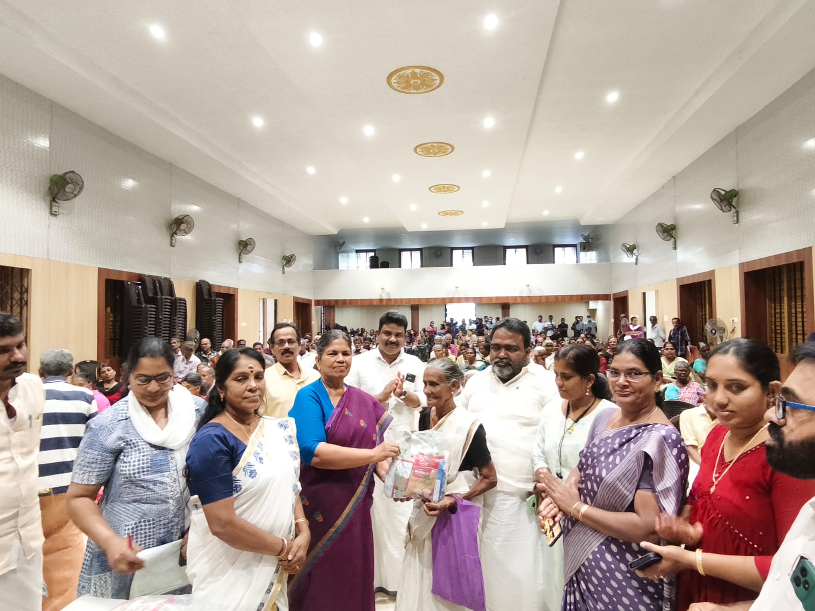 വയോജനങ്ങള്‍ക്കും ഗര്‍ഭിണികള്‍ക്കും പോഷകാഹാര കിറ്റ് വിതരണം ചെയ്ത് അളഗപ്പനഗര്‍ പഞ്ചായത്ത്