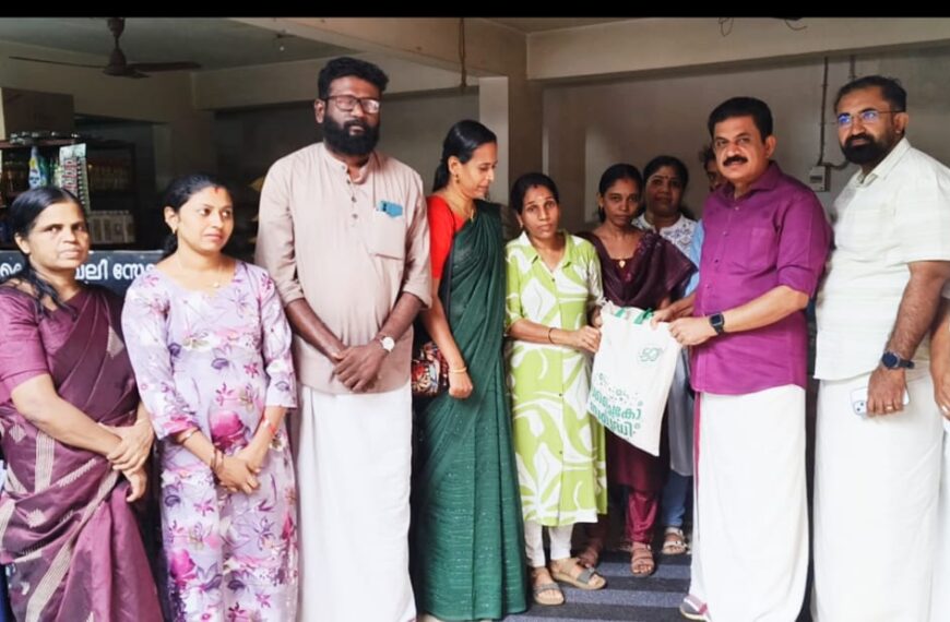 സംസ്ഥാന സിവിൽ സപ്ലൈസ് കോർപറേഷന്റെ ഈ വർഷത്തെ ഓണച്ചന്തയുടെ പുതുക്കാട് മണ്ഡലം തല ഉദ്ഘാടനം പുതുക്കാട് മാവേലി സ്റ്റോറിൽ കെ  കെ രാമചന്ദ്രൻ എം എൽ എ നിർവഹിച്ചു