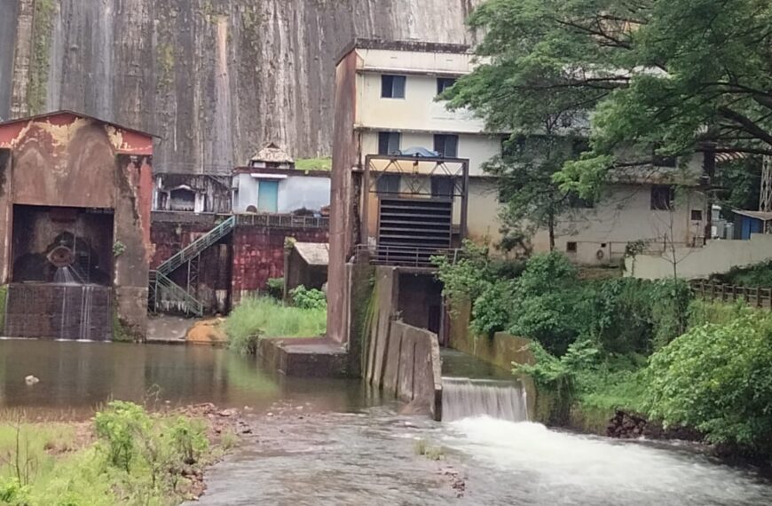 കനത്ത മഴ മുന്നറിയിപ്പിന്റെയും ഡാമിലെ ജലനിരപ്പ് ഉയര്‍ന്ന സാഹചര്യത്തിന്റെയും അടിസ്ഥാനത്തില്‍ ചിമ്മിനി ഡാമിലെ വെള്ളം കെഎസ്ഇബി വാല്‍വ് വഴി ഒഴുക്കിതുടങ്ങി
