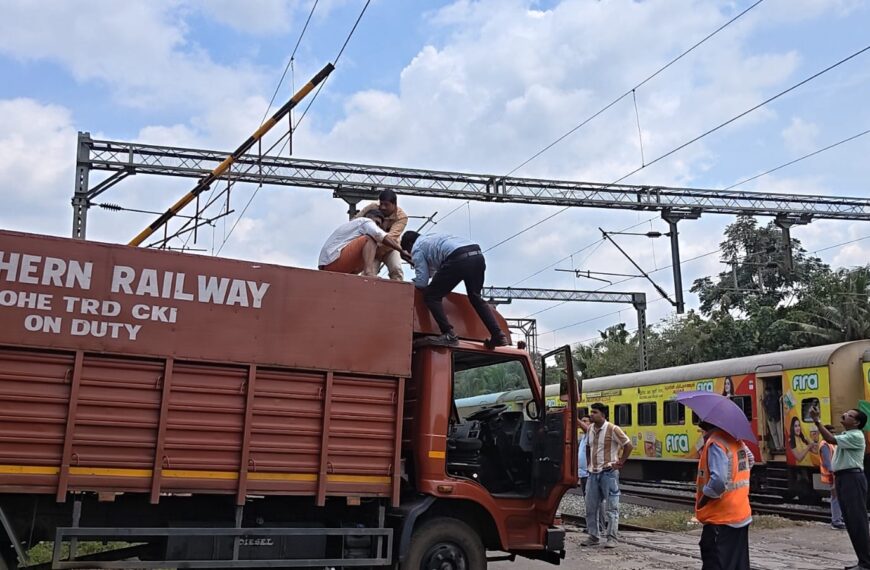 ഗ്യാസ് സിലിണ്ടര്‍ കയറ്റി വന്ന ലോറിയിടിച്ച് പുതുക്കാട് റെയില്‍വേ ഗേറ്റ് തകര്‍ന്നു
