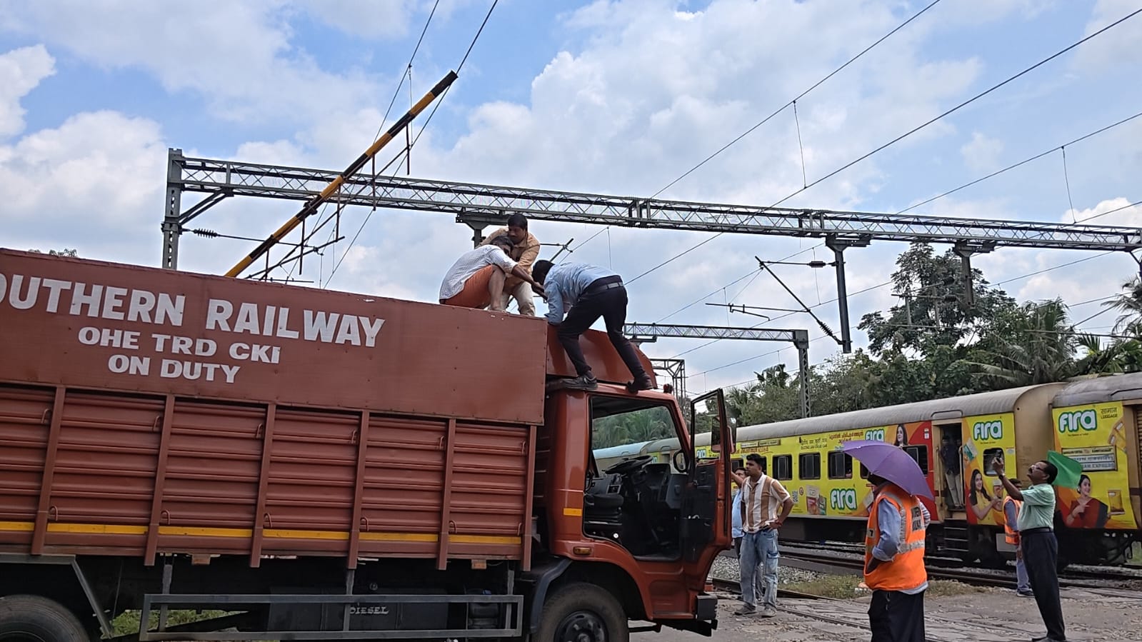 ഗ്യാസ് സിലിണ്ടര്‍ കയറ്റി വന്ന ലോറിയിടിച്ച് പുതുക്കാട് റെയില്‍വേ ഗേറ്റ് തകര്‍ന്നു