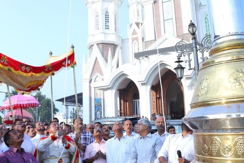 പുതുക്കാട് സെന്റ് ആന്റണീസ് ഫൊറോന പള്ളിയില്‍ വിശുദ്ധ സെബസ്ത്യാനോസിന്റെ തിരുനാളിന് കൊടിയേറി