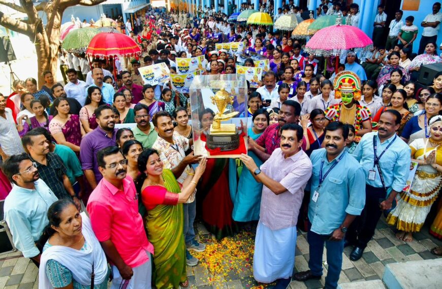 ജനുവരി 14 മുതല്‍ 18 വരെ തൃശ്ശൂരില്‍ നടക്കുന്ന 64ാമത് സംസ്ഥാന സ്‌കൂള്‍ കലോത്സവത്തിന്റെ സ്വര്‍ണക്കപ്പ് പ്രയാണയാത്രയ്ക്ക് പുതുക്കാട് സ്വീകരണം നല്‍കി