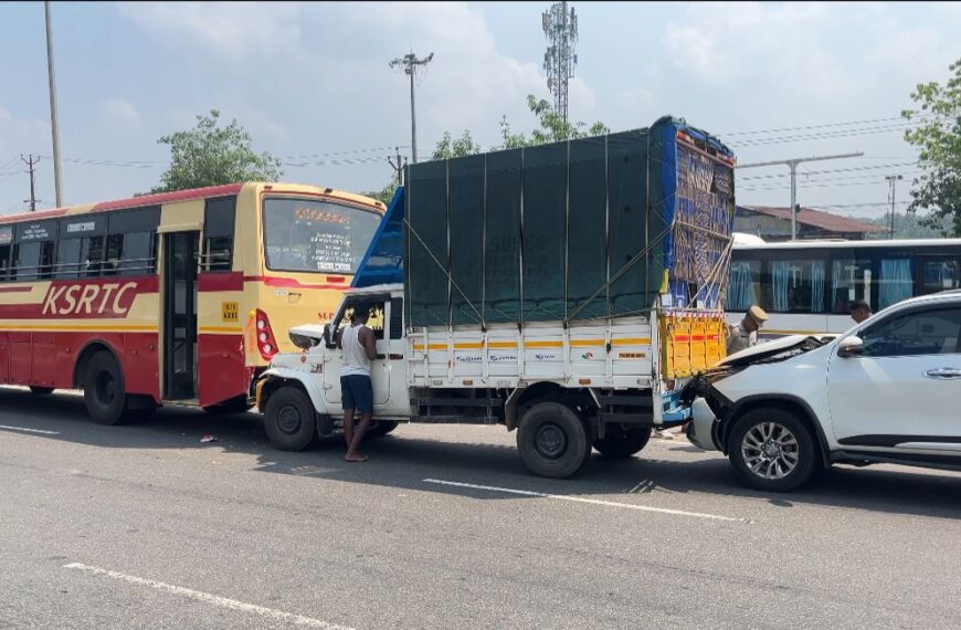 പുതുക്കാട് കെഎസ്ആർടിസി സ്റ്റാൻഡിന് മുൻപിൽ മൂന്ന് വാഹനങ്ങൾ കൂട്ടിയിടിച്ചു; ആർക്കും പരുക്കില്ല