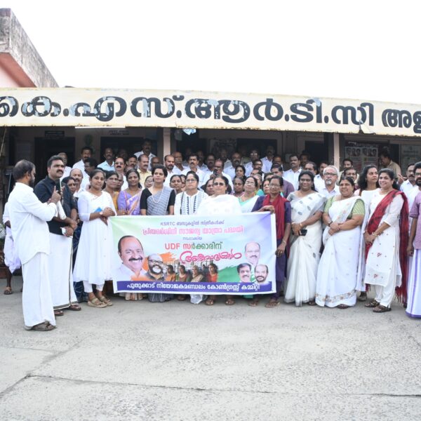 കെഎസ്ആര്‍ടിസി ബസില്‍ സ്ത്രീകള്‍ക്കായുള്ള സൗജന്യ യാത്ര പദ്ധതിയുടെ ഉദ്ഘാടനത്തോടനുബന്ധിച്ച് പുതുക്കാട് കെഎസ്ആര്‍ടിസി സ്റ്റാന്റില്‍ വെച്ച് ബസിന് സ്വീകരണം ഒരുക്കി കോണ്‍ഗ്രസ്.