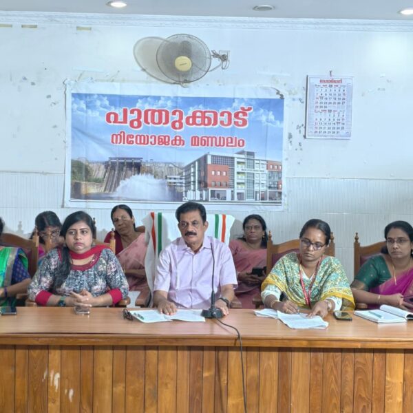 പുതുക്കാട് മണ്ഡലത്തിലെ വിവിധ വികസന പ്രവര്‍ത്തികളുടെ നിര്‍മ്മാണ സ്ഥിതിഗതികളെ സംബന്ധിച്ച് കെ.കെ. രാമചന്ദ്രന്‍ എംഎല്‍എയുടെ അധ്യക്ഷതയില്‍ അവലോകനയോഗം ചേര്‍ന്നു