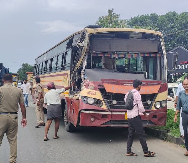മരത്താക്കരയിൽ ടോറസിന് പിന്നിൽ കെഎസ്ആർടിസി ബസിടിച്ചു; ഒൻപത് പേർക്ക് പരുക്ക്
