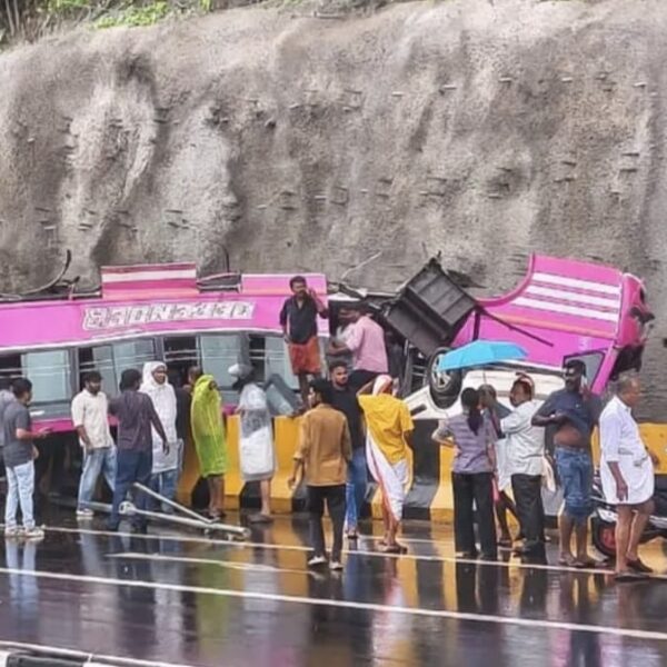 കുറ്റിപ്പുറത്ത് ദേശീയപാതയിൽ സ്വകാര്യ ബസ് തലകീഴായി മറിഞ്ഞ് ഒരാൾ മരിച്ചു; നിരവധി പേർക്ക് പരുക്ക്