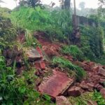 തൃക്കൂര്‍ കുടുംബാരോഗ്യ കേന്ദ്രത്തിന്റെ മതില്‍ ഇടിഞ്ഞു