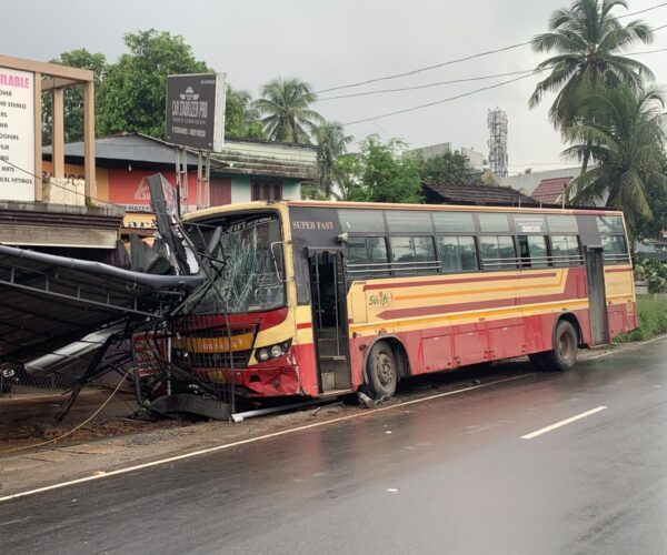 ഒല്ലൂരിൽ വീണ്ടും അപകടം; കെ.എസ്.ആർ.ടി.സി ബസ് കടയിലേക്ക് ഇടിച്ചുകയറി