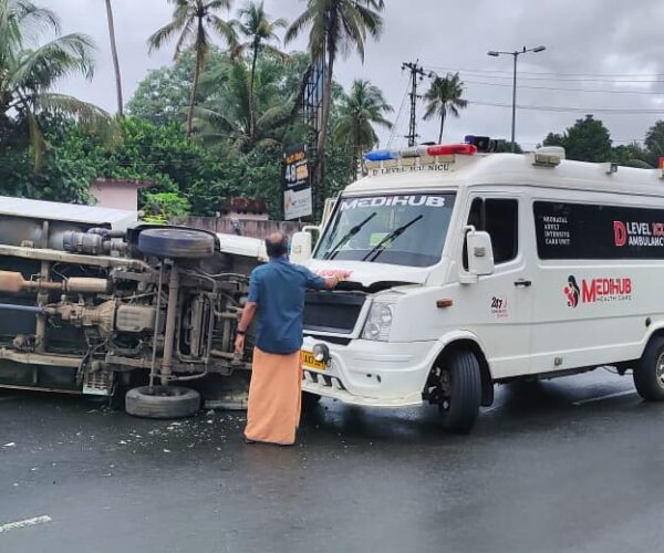 നന്തിക്കരയിൽ നിയന്ത്രണം വിട്ടു മറിഞ്ഞ ടെംപോയിലേക്ക് ആംബുലൻസ് ഇടിച്ച് അപകടം