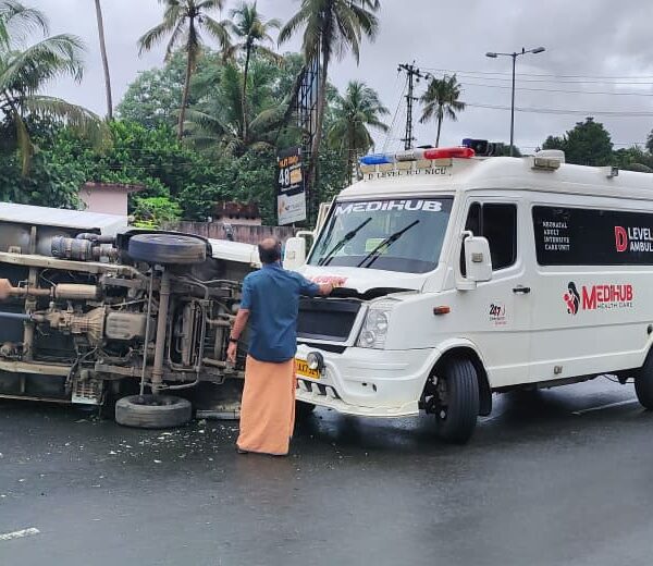നന്തിക്കരയിൽ നിയന്ത്രണം വിട്ടു മറിഞ്ഞ ടെംപോയിലേക്ക് ആംബുലൻസ് ഇടിച്ച് അപകടം